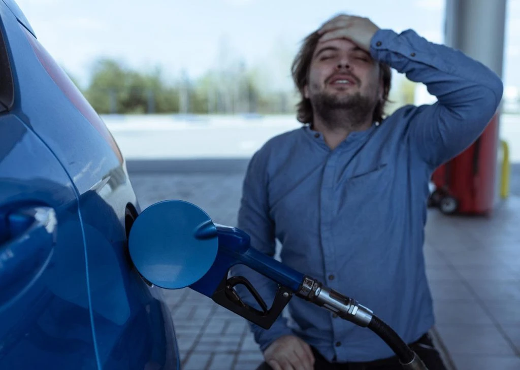 Covek sipao pogresnu vrstu goriva u rezervoar automobila 1024x729